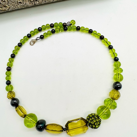 Green Glass Statement Necklace - Picture 3 of 12